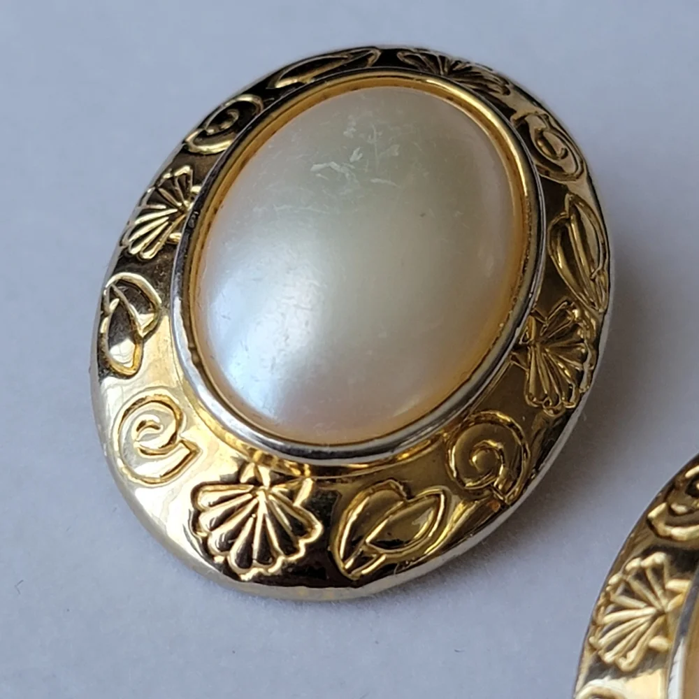 Vintage Liz Claiborne Clip On Earrings Pearl and Gold Tone Seashell Oval